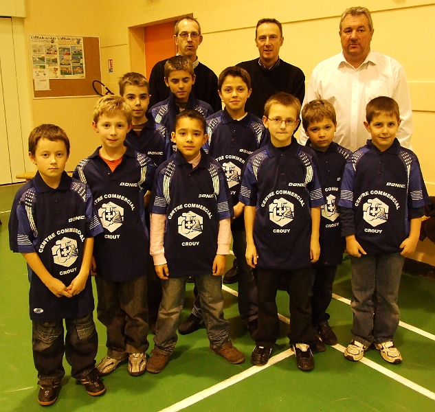 Les jeunes avec nos sponsors et notre president (bis).JPG